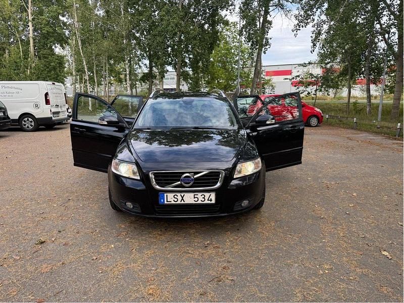 Svart Begagnad 2012 Volvo V50 Momentum Kombi | 57 000 kr (Bra pris) - Bild 1/4