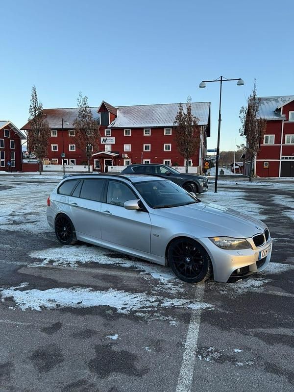 Begagnad BMW 330 245 HK (180 kW) 2010 Titansilver Kombi