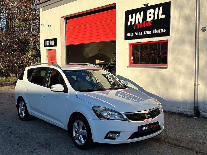 Vit Begagnad 2011 Kia Ceed Sportswagon Kombi | 44 900 kr (Marknadspris) - Bild 1/4