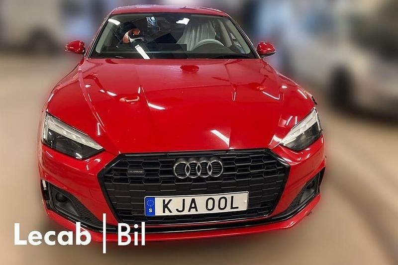 Tangoröd metallic Begagnad 2023 Audi A5 Sportback Halvkombi | 359 500 kr (Bra pris) - Bild 1/1