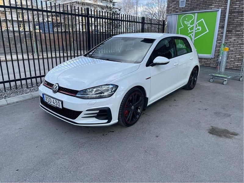 Vit Begagnad 2018 VW Golf VII GTI Halvkombi | 240 000 kr (Marknadspris) - Bild 1/4