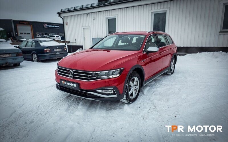 Röd Begagnad 2024 VW Passat Alltrack Kombi | 379 000 kr (Marknadspris) - Bild 1/4