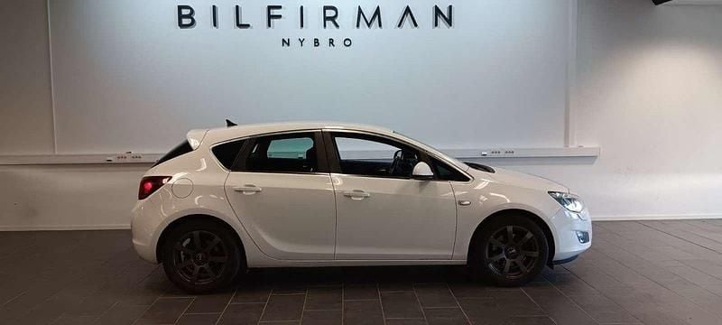 Vit Begagnad 2010 Opel Astra Enjoy Halvkombi | 59 900 kr (Marknadspris) - Bild 1/4