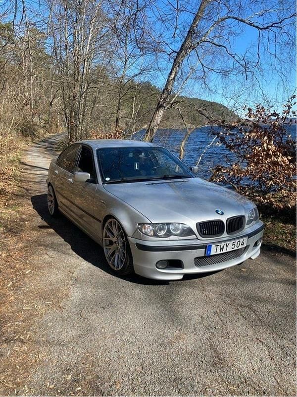 Grå Begagnad 2003 BMW 320 M Sport Sedan | 33 000 kr (Dyr) - Bild 1/4