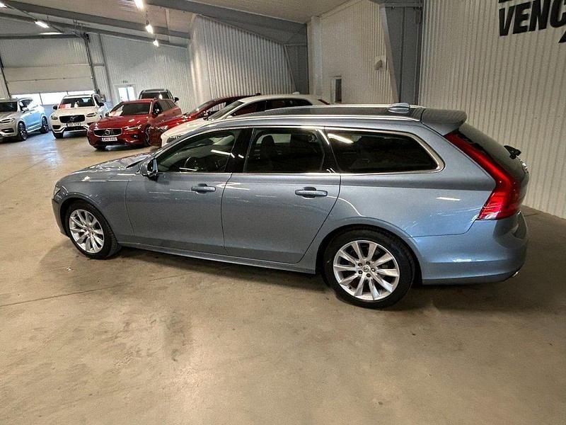 Begagnad Volvo V90 Momentum 191 HK (140 kW) 2019 Ljusblå Kombi