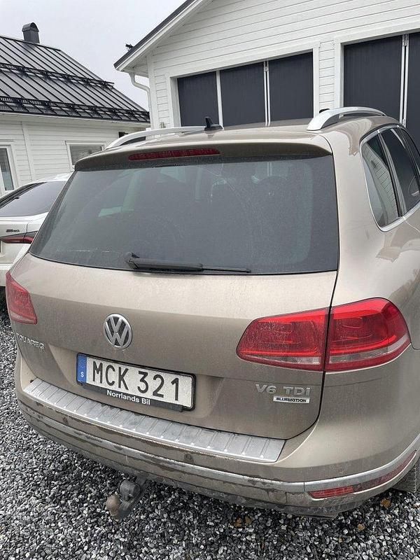 Brun Begagnad 2016 VW Touareg SUV | 146 500 kr (Superpris) - Bild 1/4