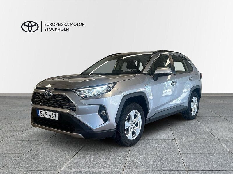 Silver Begagnad 2021 Toyota RAV4 Hybrid Active SUV | 354 900 kr (Marknadspris) - Bild 1/4