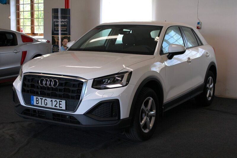 Vit Begagnad 2021 Audi Q2 Proline SUV | 209 900 kr (Bra pris) - Bild 1/4