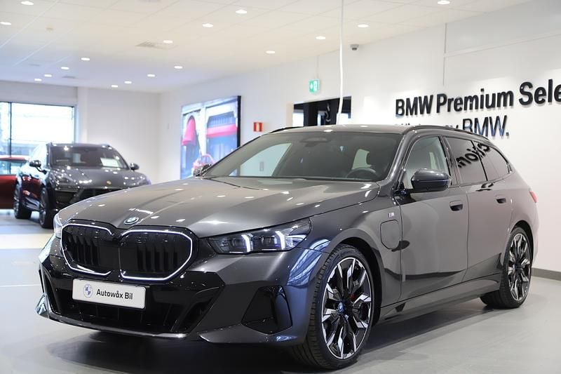 Grå Begagnad 2024 BMW 550e Comfort Edition Kombi | 879 000 kr (Bra pris) - Bild 1/3