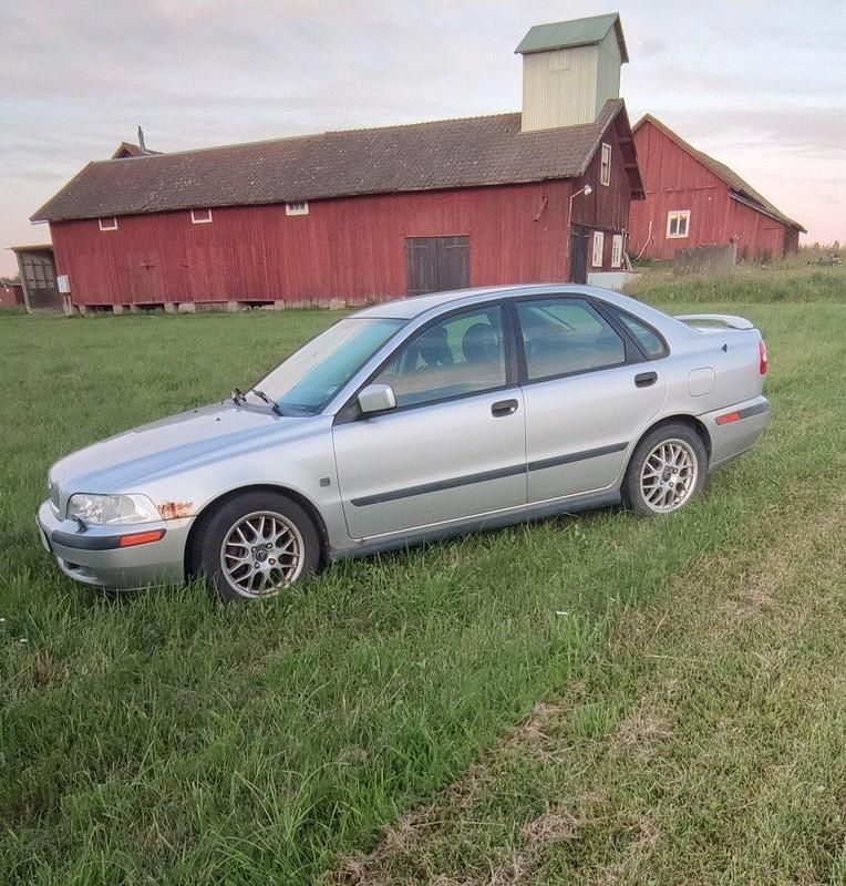 Grå Begagnad 2002 Volvo S40 Sedan | 21 000 kr (Marknadspris) - Bild 1/4