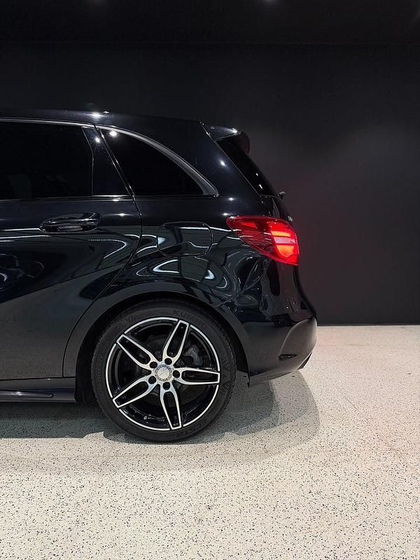 Begagnad Mercedes B180 AMG 109 HK (80 kW) 2016 Svart metallic Minibuss