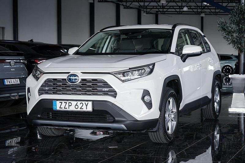 Vit Begagnad 2020 Toyota RAV4 Hybrid Active SUV | 329 500 kr (Marknadspris) - Bild 1/4