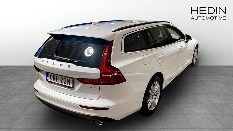 Begagnad Volvo V60 Momentum 197 HK (144 kW) 2022 Vit Kombi