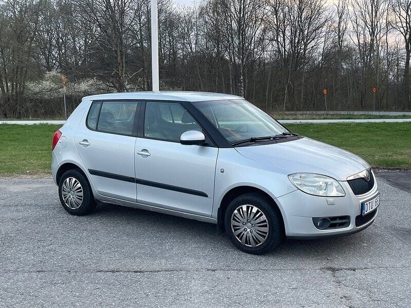 Grå Begagnad 2009 Skoda Fabia Ambiente Halvkombi | 34 900 kr (Marknadspris) - Bild 1/4