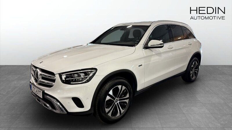Vit (white) Begagnad 2021 Mercedes GLC300e SUV | 369 900 kr (Lite dyr) - Bild 1/4