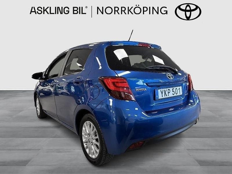 Begagnad Toyota Yaris Hybrid Comfort 101 HK (74 kW) 2017 Blå Halvkombi