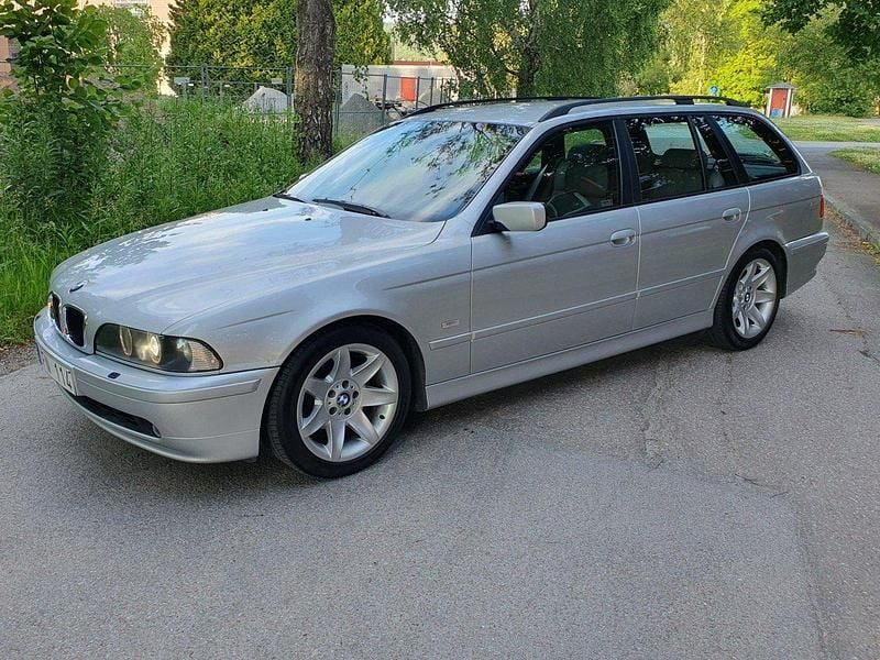 Grå Begagnad 2003 BMW 525 Kombi | 53 000 kr (Marknadspris) - Bild 1/4