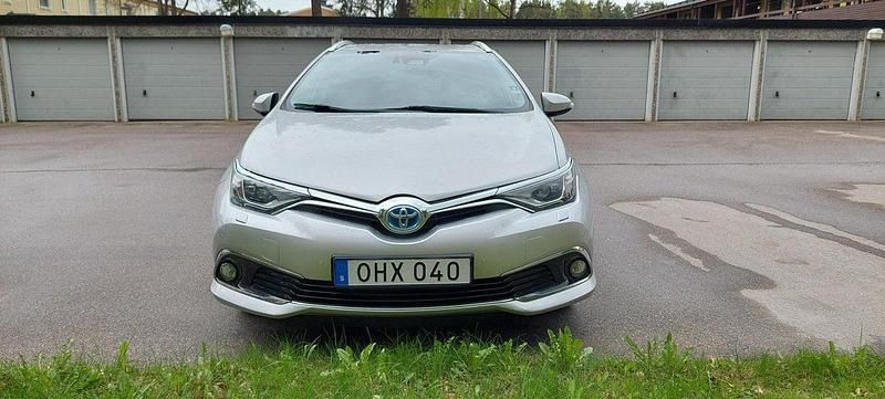 Silver Begagnad 2016 Toyota Auris Touring Sports Executive Kombi | 115 000 kr (Marknadspris) - Bild 1/4
