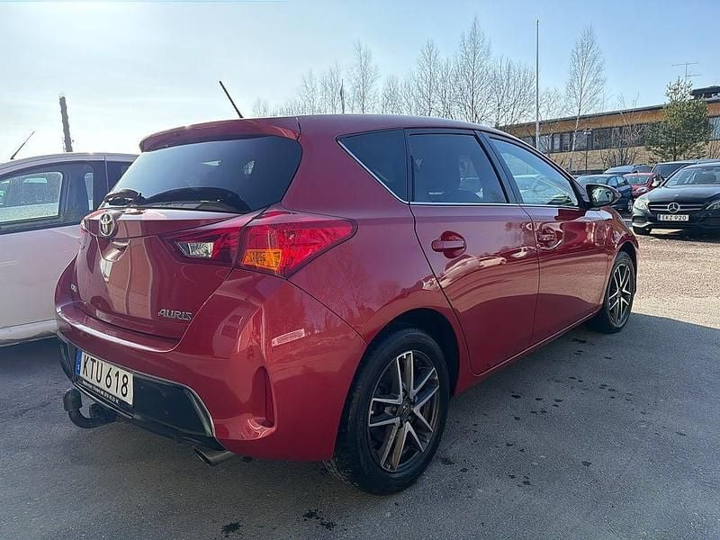 Begagnad Toyota Auris Edition 132 HK (97 kW) 2015 Röd Halvkombi