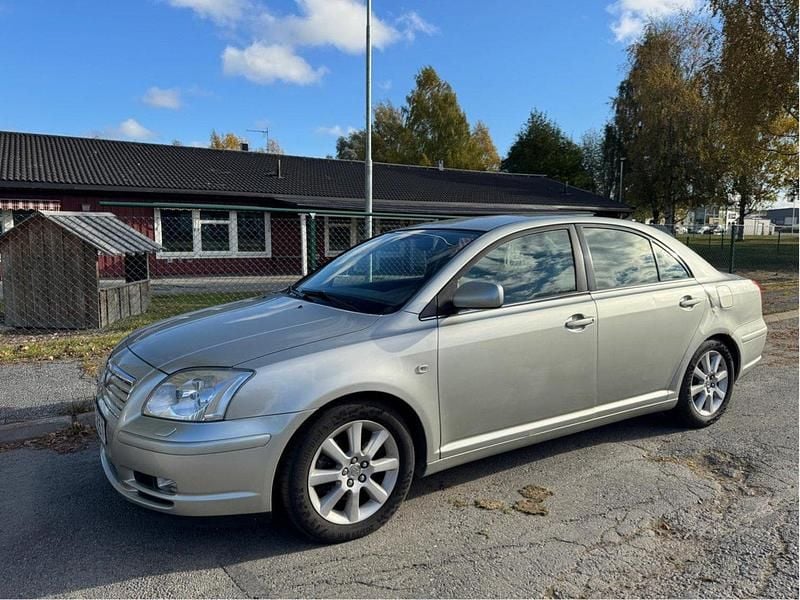 Silver Begagnad 2005 Toyota Avensis Sedan | 45 000 kr (Marknadspris) - Bild 1/4