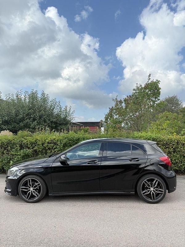 Svart Begagnad 2015 Mercedes A180 AMG line Halvkombi | 135 000 kr (Marknadspris) - Bild 1/4