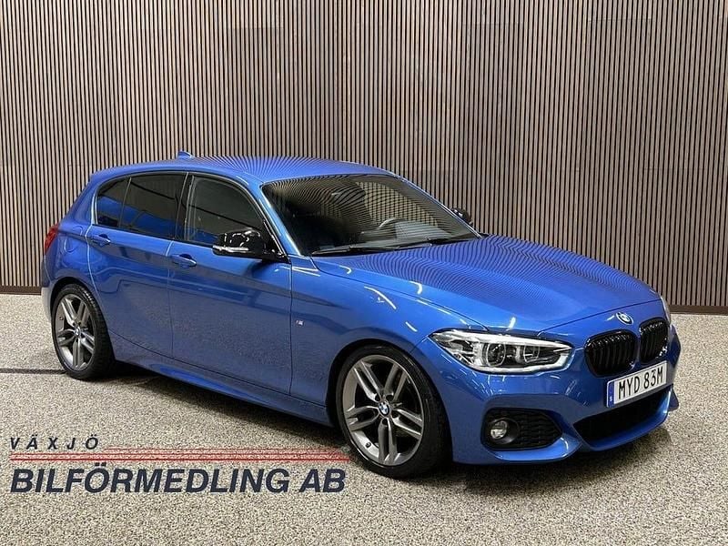 Blå Begagnad 2019 BMW 120 M Sport Halvkombi | 209 900 kr (Marknadspris) - Bild 1/4
