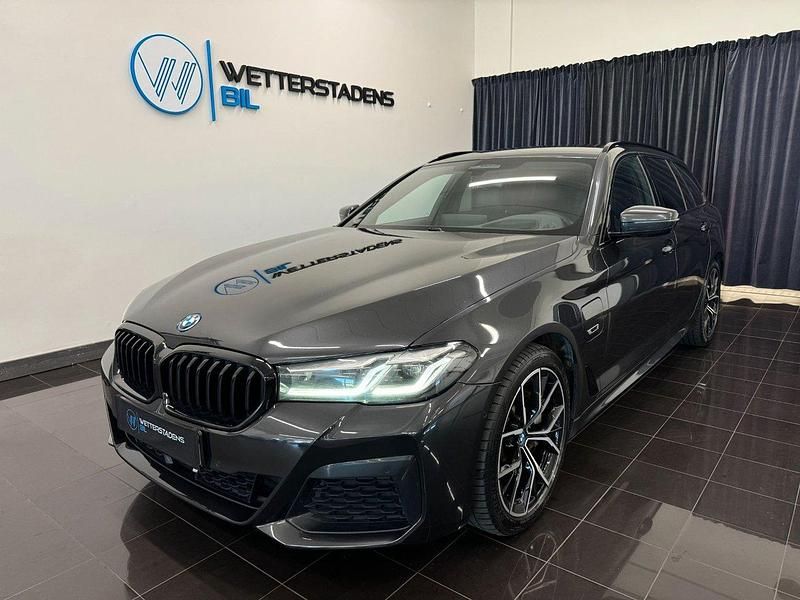 Grå (sophistogrå metallic) Begagnad 2022 BMW 530e M Sport Kombi | 339 800 kr (Marknadspris) - Bild 1/4
