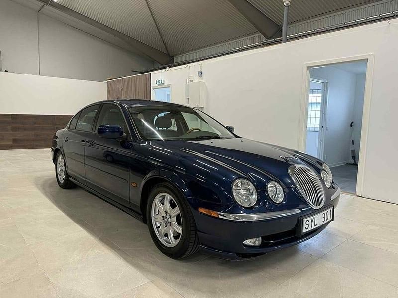 Mörkblå Begagnad 1999 Jaguar S-Type S Sedan | 49 900 kr (Marknadspris) - Bild 1/4