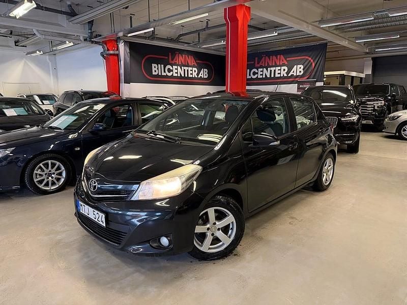 Begagnad Toyota Yaris Active 99 HK (72 kW) 2012 Svart Halvkombi