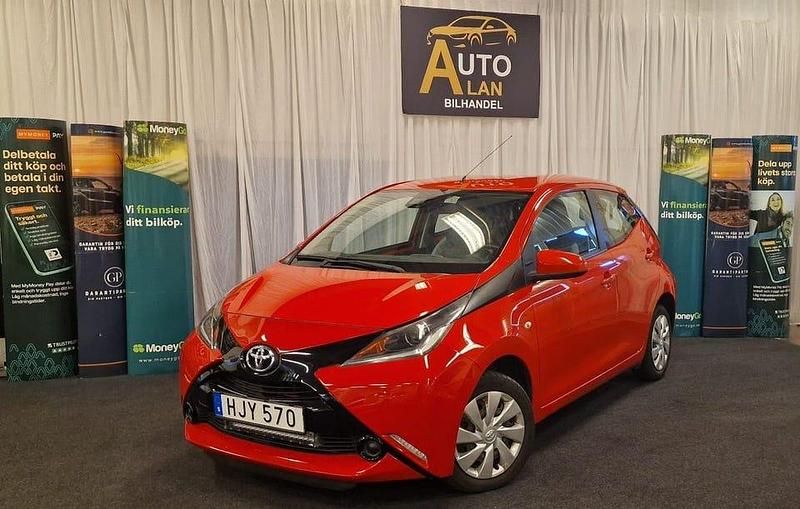 Röd Begagnad 2016 Toyota Aygo X-play Halvkombi | 84 900 kr (Marknadspris) - Bild 1/4