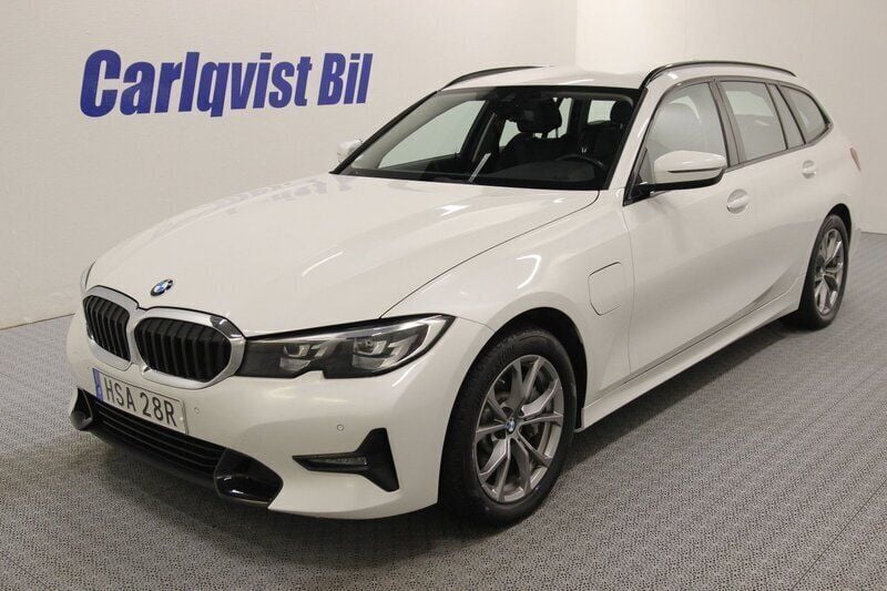 Vit (vit metallic) Begagnad 2021 BMW 330e Sport Line Kombi | 299 000 kr (Marknadspris) - Bild 1/4