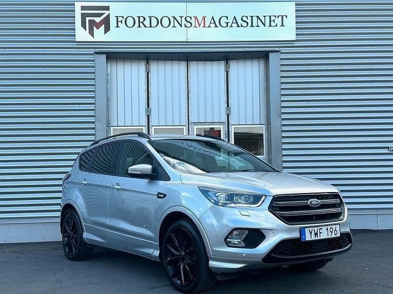 Grå Begagnad 2017 Ford Kuga ST-Line SUV | 199 000 kr (Lite dyr) - Bild 1/4