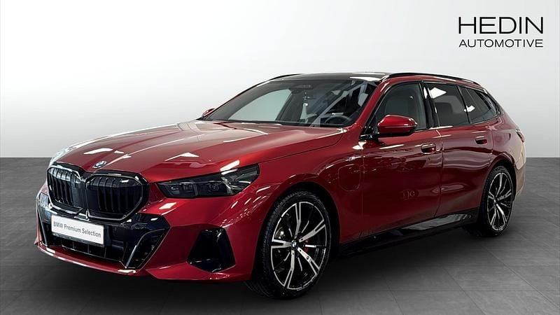 Röd (red) Begagnad 2025 BMW 530e M Sport Kombi | 798 700 kr - Bild 1/4