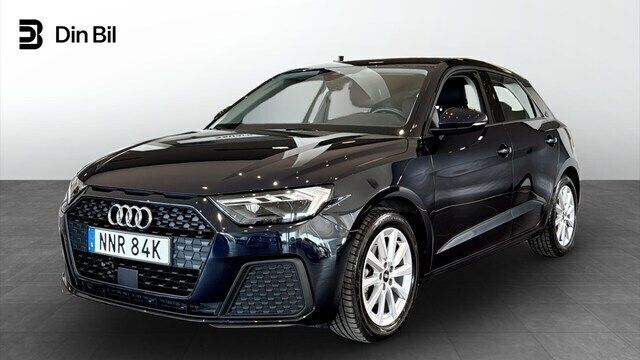 Mörkblå Begagnad 2022 Audi A1 Sportback Proline Halvkombi | 204 000 kr (Marknadspris) - Bild 1/4