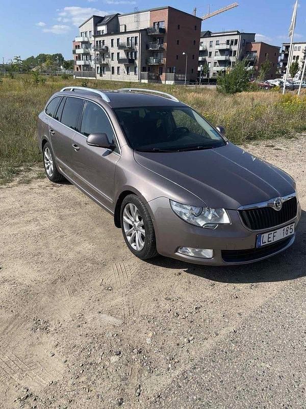 Brun Begagnad 2011 Skoda Superb Elegance Kombi | 48 500 kr (Marknadspris) - Bild 1/4