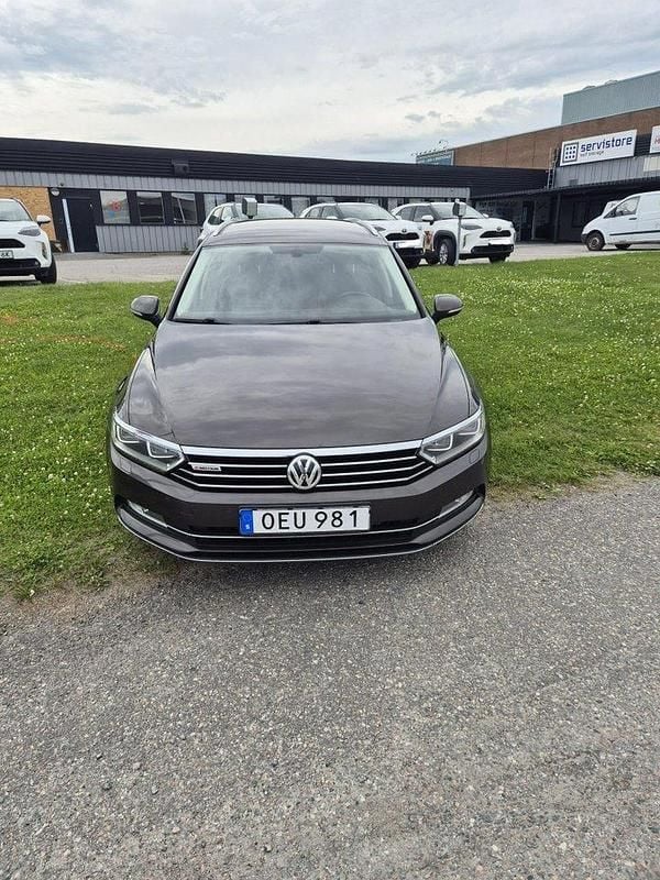 Brun Begagnad 2017 VW Passat GT Kombi | 144 900 kr (Bra pris) - Bild 1/4