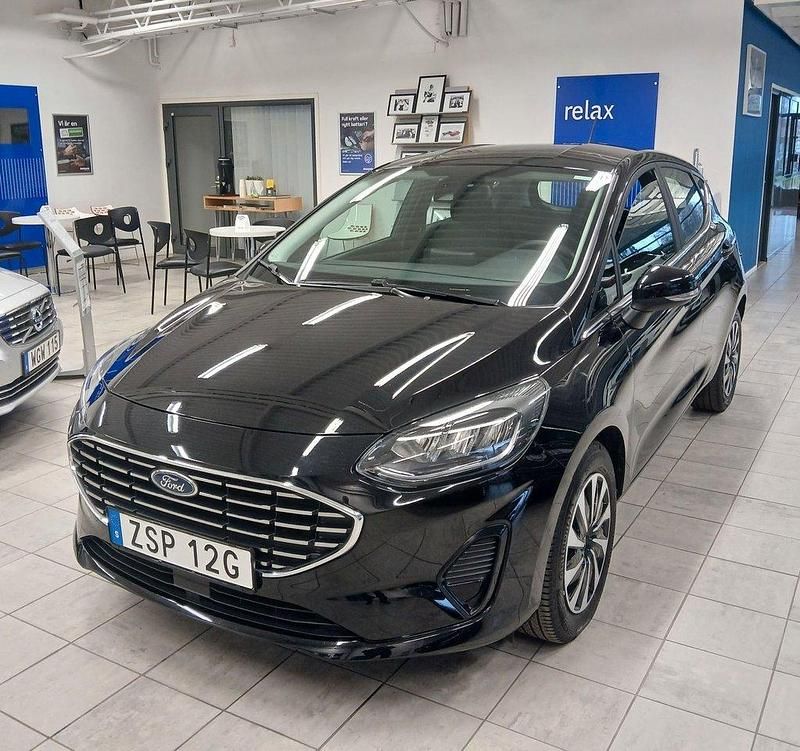 Svart (agate black) Begagnad 2022 Ford Fiesta Titanium Halvkombi | 154 400 kr - Bild 1/4