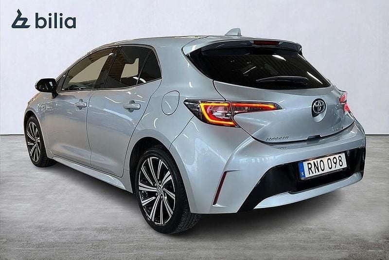 Begagnad Toyota Corolla Hybrid Style 98 HK (72 kW) 2020 Silver Halvkombi