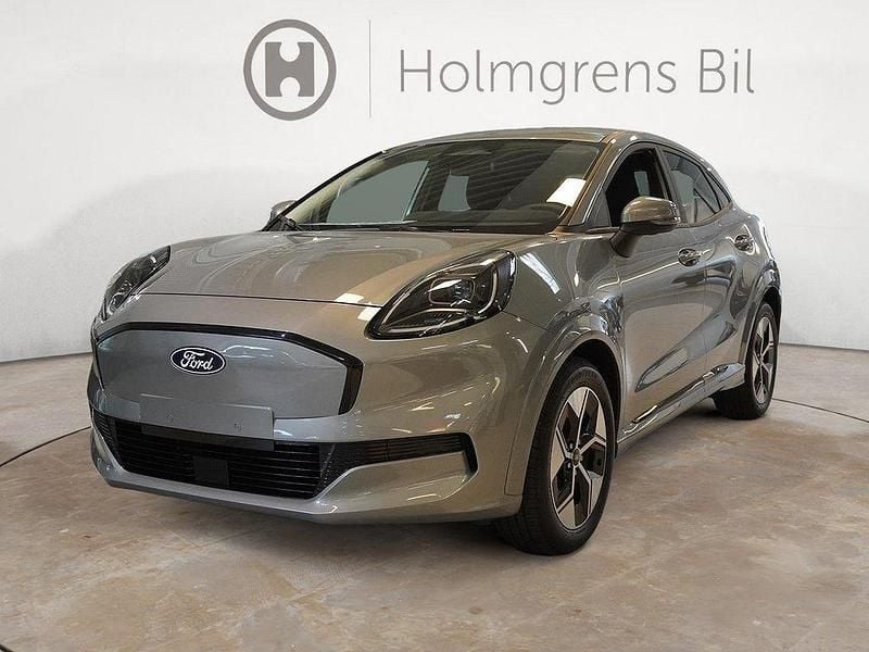 Grå Ny 2025 Ford Puma Gen-E SUV | 396 000 kr (Marknadspris) - Bild 1/4