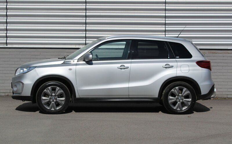 Silver Begagnad 2019 Suzuki Vitara SUV | 169 500 kr (Marknadspris) - Bild 1/4