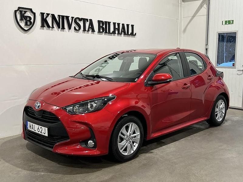 Röd Begagnad 2023 Toyota Yaris Hybrid Active Halvkombi | 174 600 kr (Superpris) - Bild 1/4