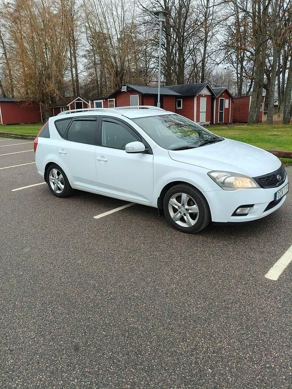 Vit Begagnad 2011 Kia Ceed Sportswagon Kombi | 23 000 kr (Marknadspris) - Bild 1/4