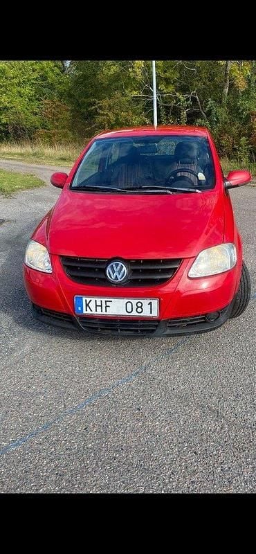 Röd Begagnad 2006 VW Fox Halvkombi | 16 000 kr - Bild 1/4