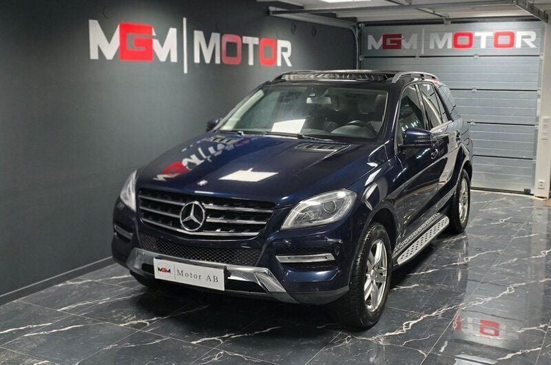Mörkblå Begagnad 2014 Mercedes ML250 SUV | 199 900 kr - Bild 1/4