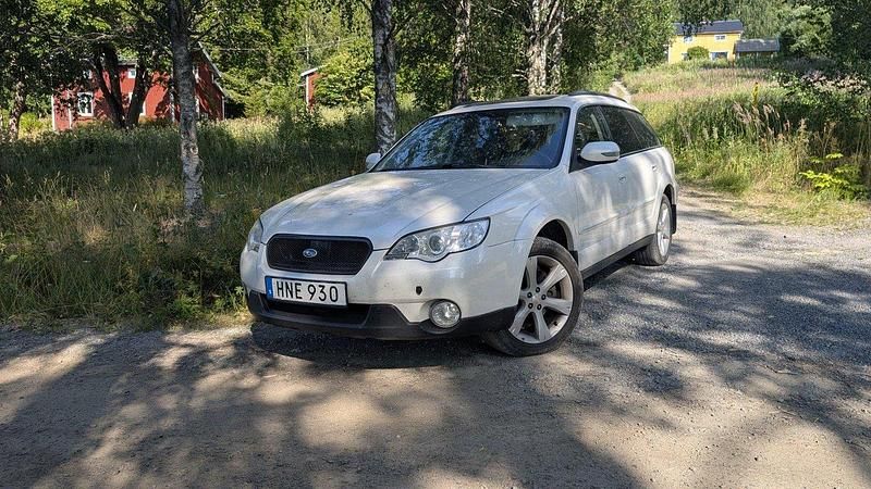 Vit Begagnad 2008 Subaru Outback SUV | 26 000 kr (Marknadspris) - Bild 1/4