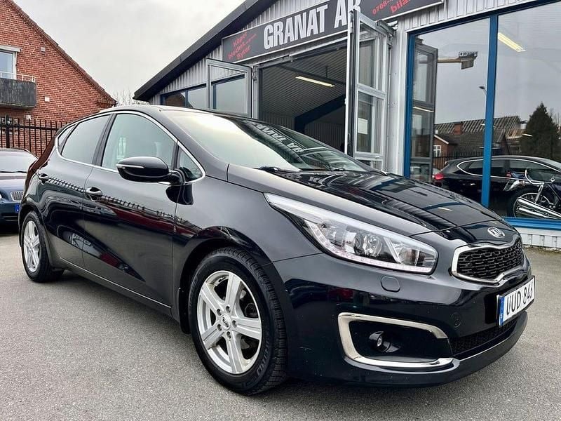 Svart Begagnad 2016 Kia Ceed Halvkombi | 95 000 kr (Bra pris) - Bild 1/4