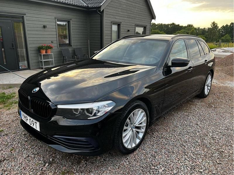 Svart Begagnad 2019 BMW 520 Sport Line Kombi | 204 900 kr (Superpris) - Bild 1/4