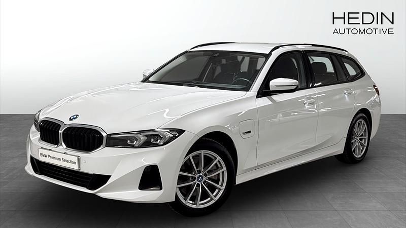 Vit Begagnad 2022 BMW 330e Kombi | 288 700 kr (Marknadspris) - Bild 1/4
