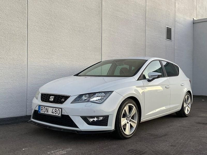Vit Begagnad 2013 Seat Leon FR Sport Halvkombi | 97 000 kr (Marknadspris) - Bild 1/4