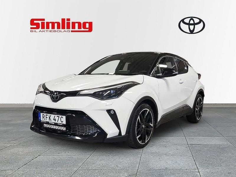 Vit Begagnad 2022 Toyota C-HR Sport SUV | 309 900 kr (Marknadspris) - Bild 1/3